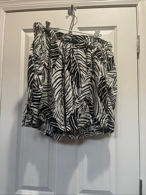Cynthia Rowley Black and White Zebra-Print 100% linen shorts